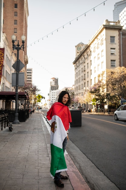 Gratis foto man met mexicaanse vlag volledig geschoten