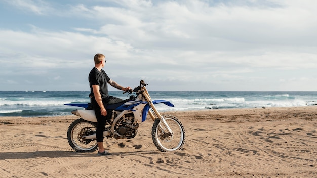 Man met motorfiets in Hawaï