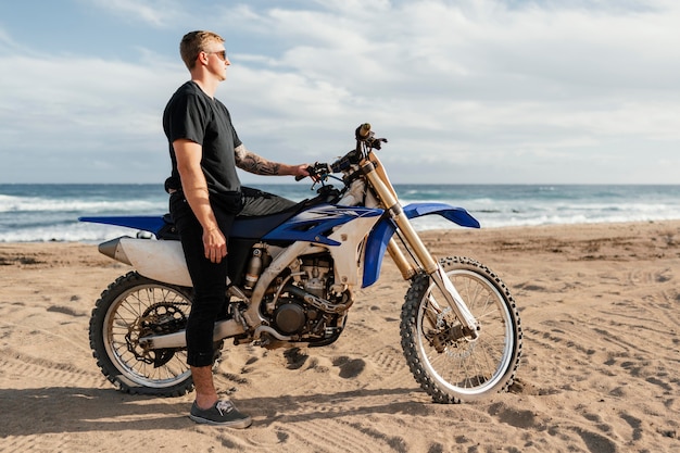 Man met motorfiets in Hawaï