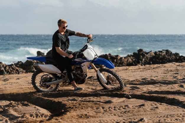 Man met motorfiets in Hawaï