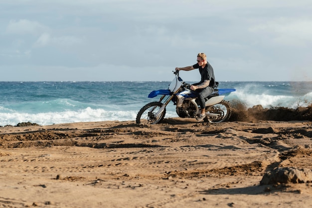 Man met motorfiets in Hawaï