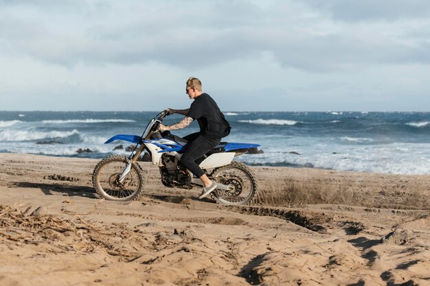 Man met motorfiets in Hawaï