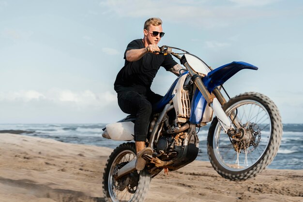 Man met motorfiets in Hawaï