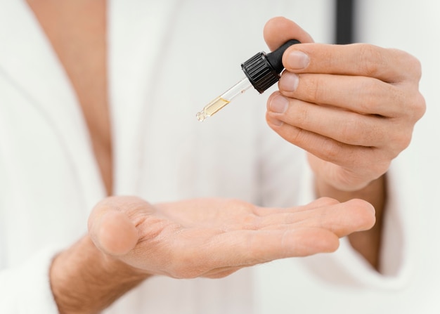 Man met natuurlijke oliën voor zijn gezicht