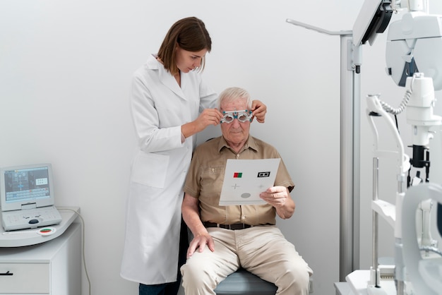 Man met oogcontrole in een oogheelkundige kliniek