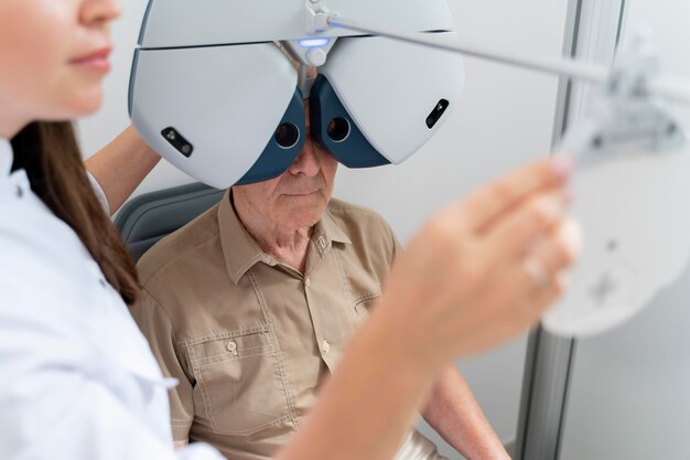 Man met oogcontrole in een oogheelkundige kliniek