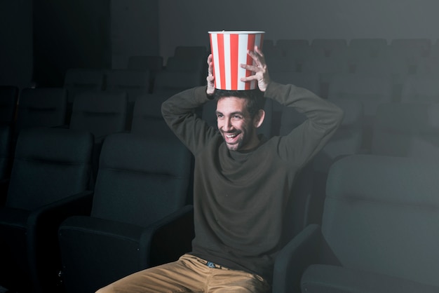 Man met popcorn in de bioscoop