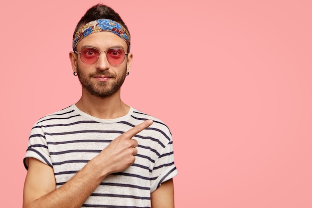 Man met roze zonnebril en kleurrijke bandana