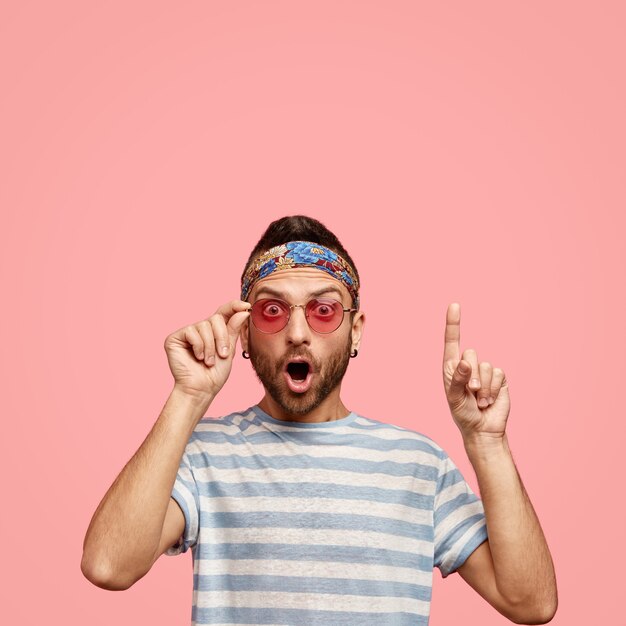 Man met roze zonnebril en kleurrijke bandana