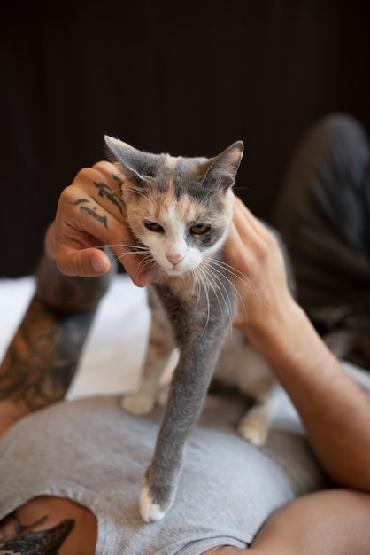 Man met schattige kat zijaanzicht