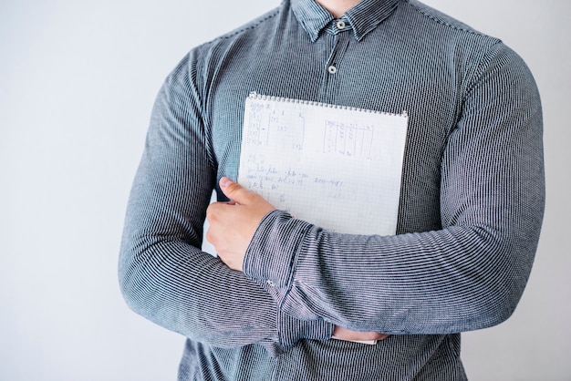 Man met schetsboek in studio