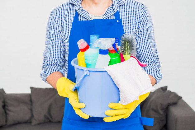 Man met schoonmaakmiddelen