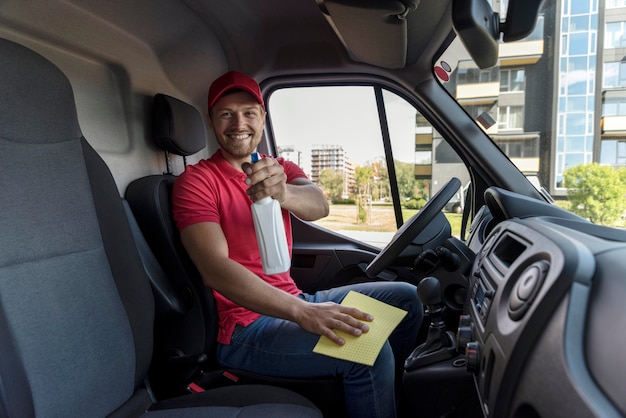 Man met schoonmaakmiddelen