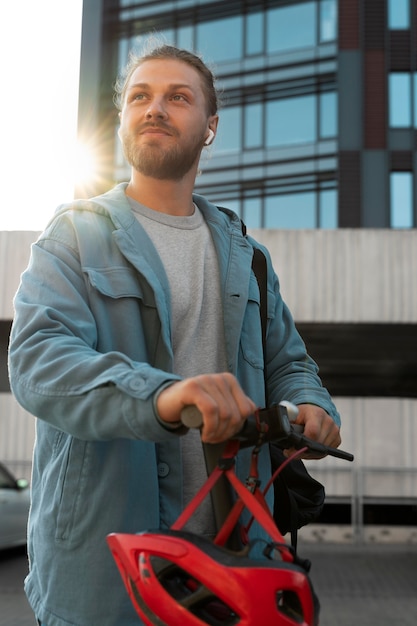 Gratis foto man met scooter opzoeken