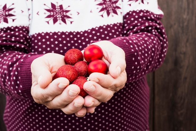 Gratis foto man met set kerstballen