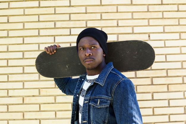 Man met skateboard in stedelijke omgeving