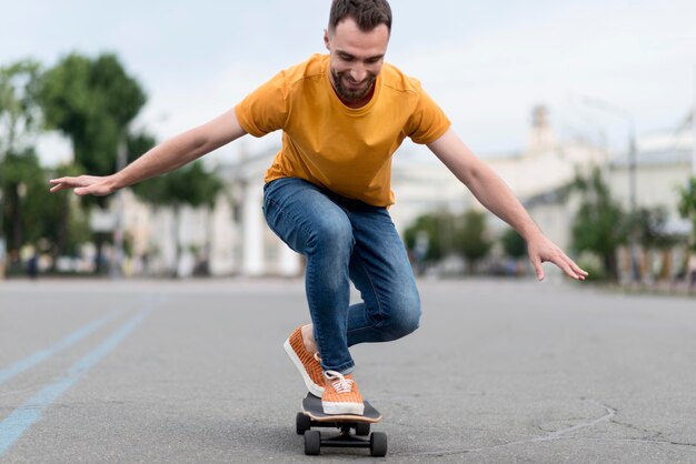 Man met skateboard vooraanzicht