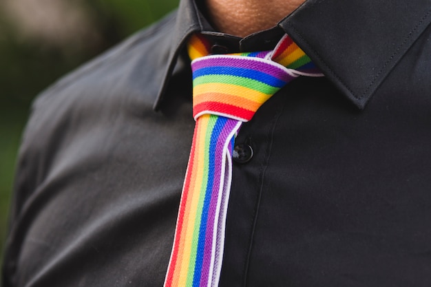 Man met stropdas in heldere LGBT-kleuren