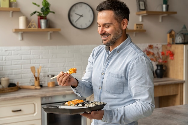 Man met sushi bestellen zijaanzicht