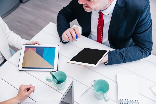 Man met tablet chatten met collega&#39;s