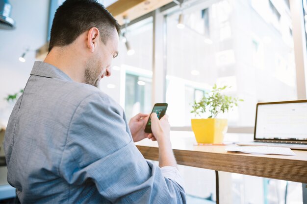 Man met telefoon in kantoor