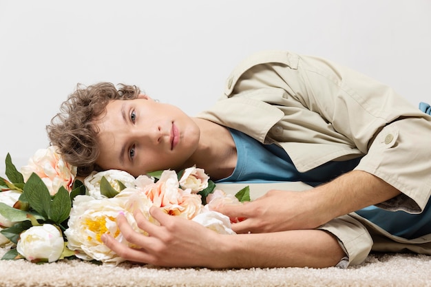 Man met trenchcoat met bloemen