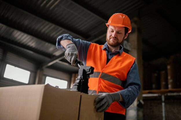 Man met veiligheidskap werken