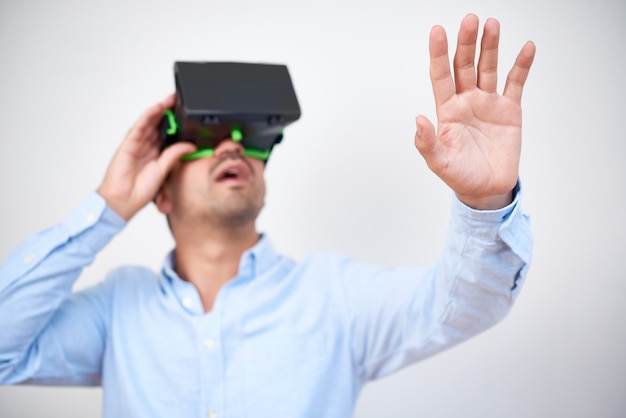 Gratis foto man met virtual reality-bril