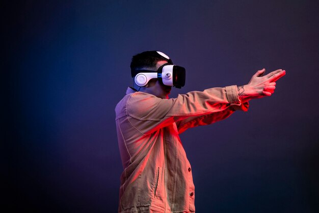 Man met vr-bril voor schietspel