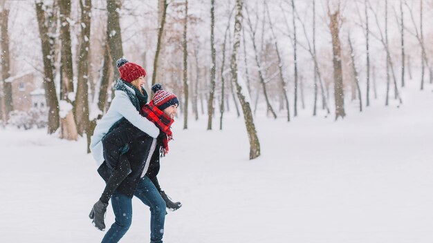 Man met vriendin in de sneeuw