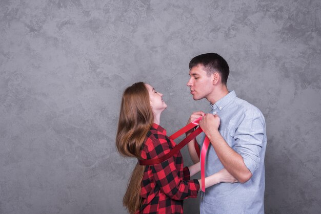 Gratis foto man met vrouw met rode band