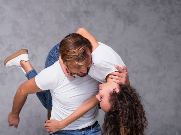 Man met vrouw op schouder