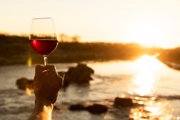 Man met wijnglas in de natuur