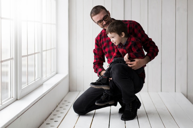 Man met zoon op vaders dag voor schoolbord