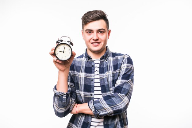 Man met zwart haar houdt rode wekker gekleed in casual kleding