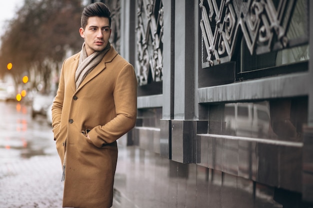Man model in jas buiten