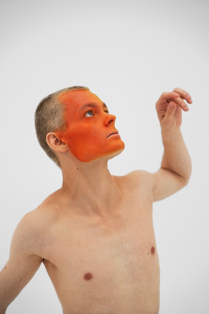 Gratis foto man model poseren met kleurrijke bodypainting