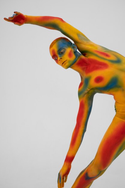 Man model poseren met kleurrijke bodypainting