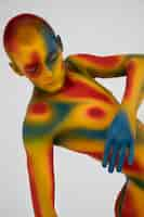 Gratis foto man model poseren met kleurrijke bodypainting