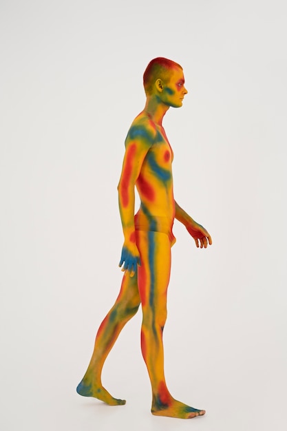 Man model poseren met kleurrijke bodypainting
