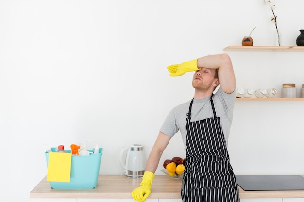 Gratis foto man moe van het schoonmaken