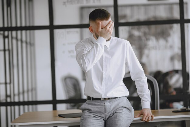 Man ondertekent de documenten. Manager werkzaam op kantoor.