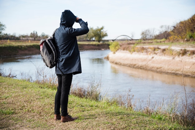 Man ontspannen aan de oever van de rivier