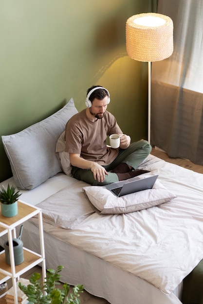 Man op bed video aan het kijken