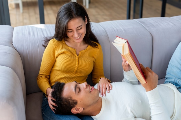 Gratis foto man op de schoot van zijn geliefde