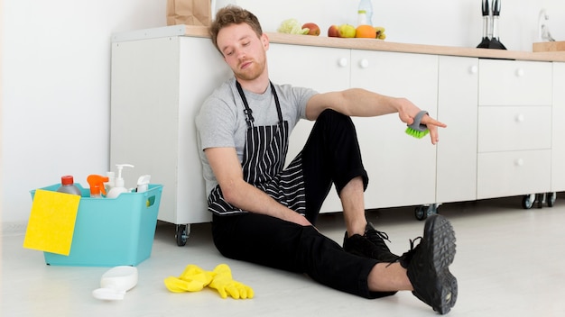 Man op pauze van het schoonmaken