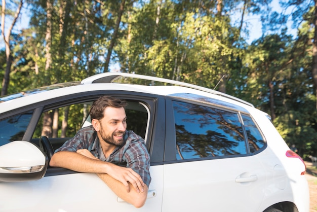 Man op reis met de auto