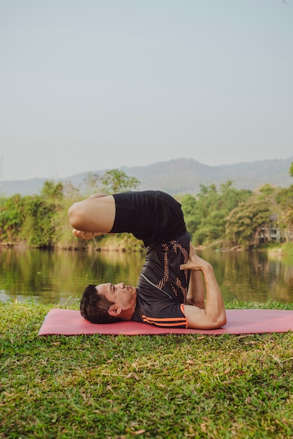 Man op yoga poseert