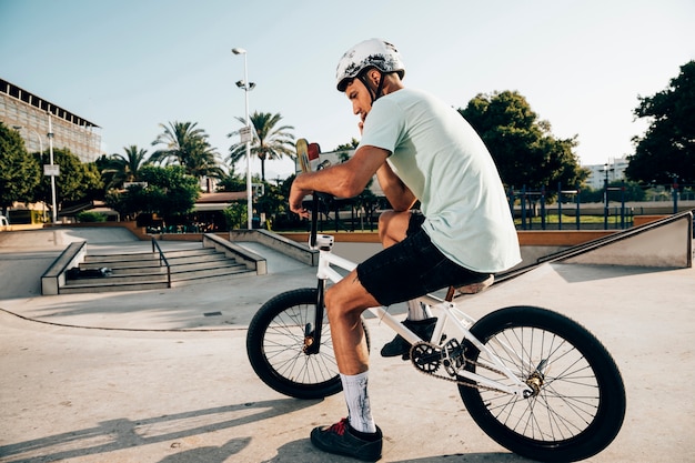 Man op zijn bmx fiets afstandsschot