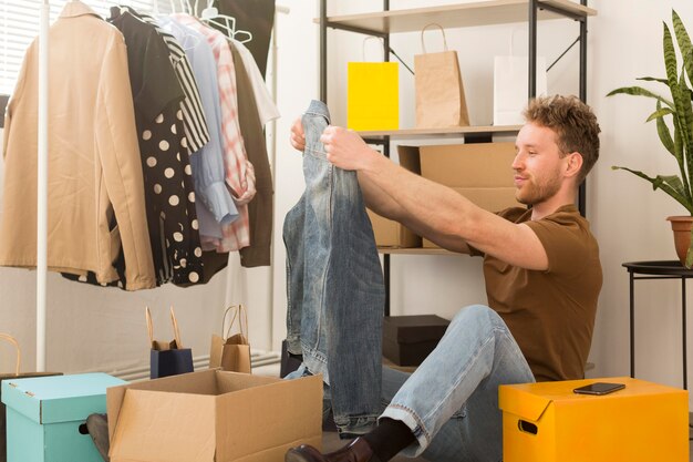 Man op zoek naar denim shirt